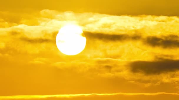 Δραματικό ηλιοβασίλεμα στον ουρανό μέσα από πορτοκαλί στρώματα νεφών Cumulus, Timelapse — Αρχείο Βίντεο