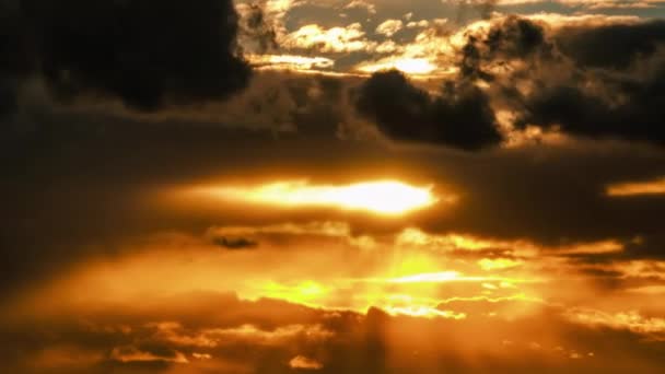 Atardecer dramático en el cielo a través de nubes de cúmulos recubiertas de naranja, Timelapse — Vídeos de Stock