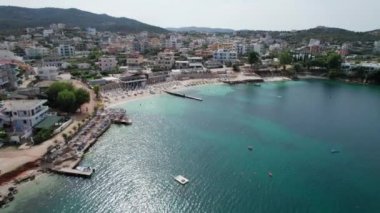 Arnavutluk 'taki Ksamil Adaları' nda Turkuaz Suyu ile Havacılık Manzarası Egzotik Plajı