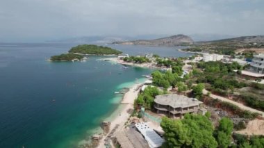 Arnavutluk 'taki Ksamil Adaları' nda Turkuaz Suyu ile Havacılık Manzarası Egzotik Plajı