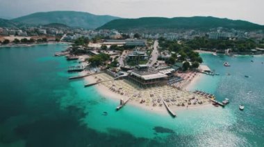 Arnavutluk 'taki Ksamil Adaları' nda Turkuaz Suyu ile Havacılık Manzarası Egzotik Plajı