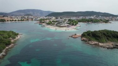 Arnavutluk 'un Turkuaz Suyu ile Ksamil Adalarındaki Tropikal Plajın Hava Görüntüsü