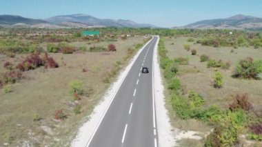 Yeşil alanlar arasındaki yaylada Boş Asfalt Yolu, Highland Yolu Hava Görüntüsü