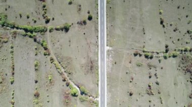 Yeşil Alanlar Arasındaki Platoda Boş Asfalt Yolu 'nun Üst Hava Görünümü