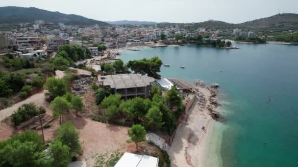 Vista aérea Playa exótica con agua turquesa en Albania, Islas Ksamil — Vídeo de stock