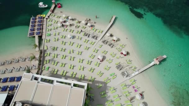 Uitzicht vanuit de lucht Azure Beach met lege ligstoelen, Balkankust Ionische zee Albanië — Stockvideo