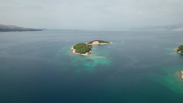 Luftaufnahme des Tropical Beach auf den Ksamil-Inseln mit türkisfarbenem Wasser, Albanien — Stockvideo