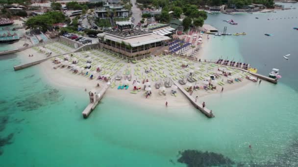 Luchtfoto, Azure Beach met lege ligstoelen en boten, Balkanzeekust, Albanië — Stockvideo