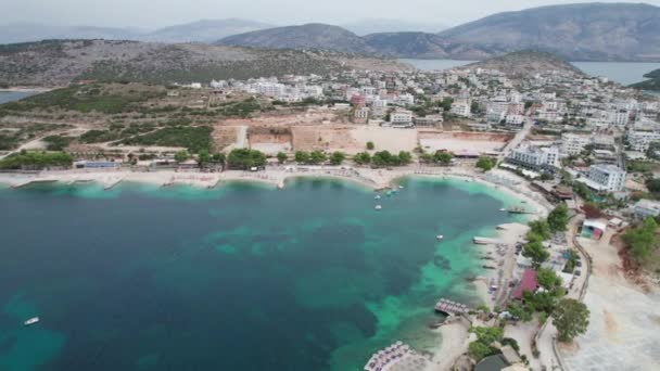 Aerial View Egzotikus strand türkiz vízzel Albániában, Ksamil-szigeteken — Stock videók