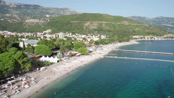 Vista aérea de la playa de Budva por mar con reposeras y gente, costa Montenegro — Vídeos de Stock
