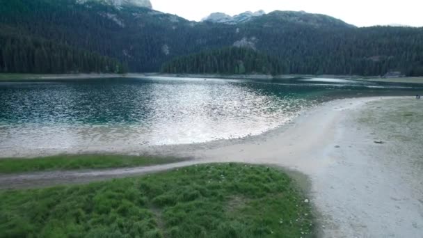 Vista aérea Lago Negro en Montenegro, Montaña Crno Jezero en Durmitor Park — Vídeos de Stock