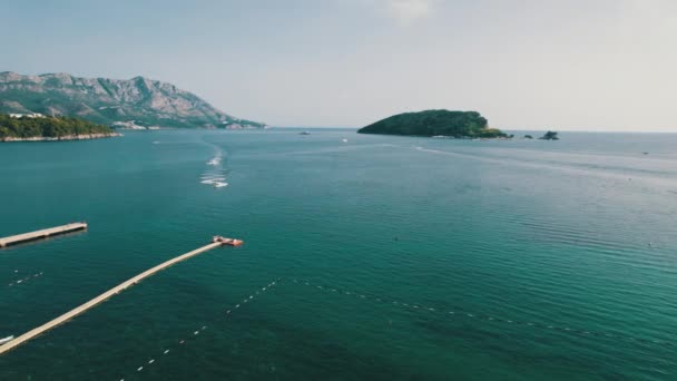 Ilmakuva Resort Sea Beachille veneillä ja vesiskoottereilla Budvassa, Montenegrossa — kuvapankkivideo