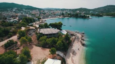 Boş Güneş Loungerlı Gökyüzü Manzarası Sahili, Balkan Sahili İyon Denizi Arnavutluk