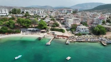 Arnavutluk 'taki Ksamil Adaları' nda Turkuaz Suyu ile Havacılık Manzarası Egzotik Plajı