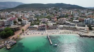 Arnavutluk 'taki Ksamil Adaları' nda Turkuaz Suyu ile Havacılık Manzarası Egzotik Plajı
