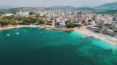 Arnavutluk 'taki Ksamil Adaları' nda Turkuaz Suyu ile Havacılık Manzarası Egzotik Plajı