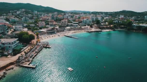 アルバニア、 Ksamil諸島のターコイズブルーの水を持つ空中ビューエキゾチックなビーチ — ストック動画
