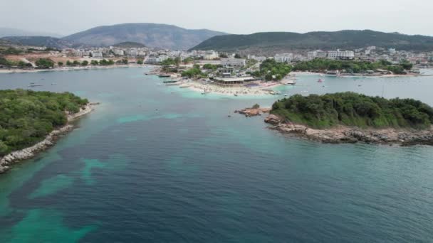 アルバニア、ターコイズブルーの水でKsamil島の熱帯ビーチの空中ビュー — ストック動画