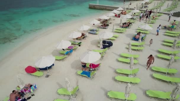 Пляж Azure с пустыми шезлонгами, Балканское побережье Ионическое море Албания — стоковое видео