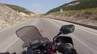 Arnavutluk 'un Boş Dağ Otobanı ve Moto Macerası' ndan Motosikletli POV Motorsikletli Turları