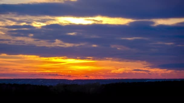 Coucher de soleil dramatique dans le ciel à travers des nuages Cumulus en couches orange, Timelapse — Video