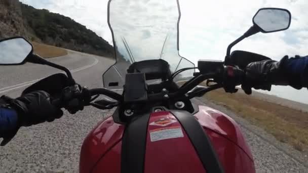 POV Biker Rides på motorcykel vid Scenic Mountain Road, Moto äventyr, Frihet — Stockvideo