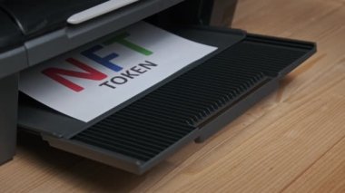 NFT Token Yazdırma, Beyaz Kağıt Sayfasına Yazdırma Bir Jet Yazıcı Tarafından Yazdırma