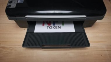 NFT Token Yazdırma, Beyaz Kağıt Sayfasına Yazdırma Bir Jet Yazıcı Tarafından Yazdırma