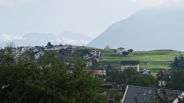 Vista panorámica Liechtenstein con Casas en Campos Verdes en Alpes Mountain Valley — Vídeos de Stock