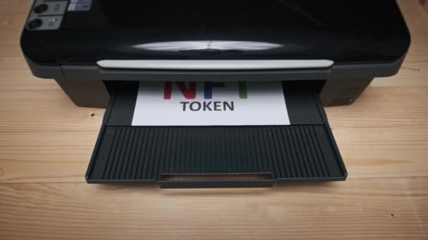 NFT Token utskrift, Inskriptionen på vitt pappersark tryckt av en Jet Printer — Stockvideo