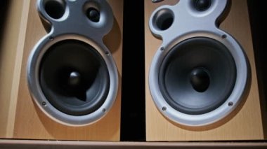 Ses Hoparlörleri Siyah Arkaplanda Yavaş Çekimde Ses Bası 'ndan Titreşiyor