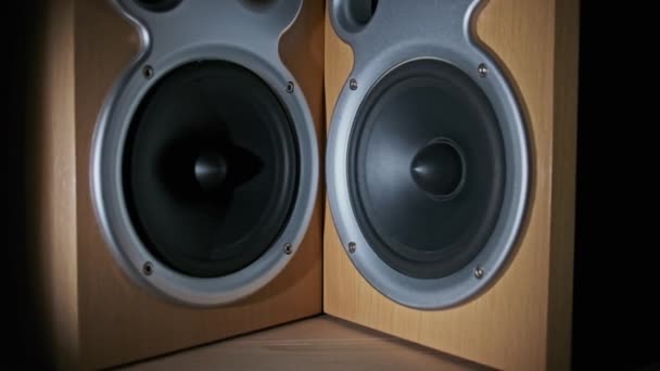 Audio reproduktory vibrovat ze zvuku basy v pomalém pohybu na černém pozadí — Stock video