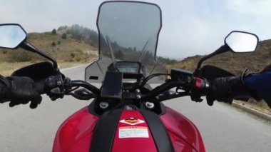 Motosikletli POV Motorcusu Bulutlu Hava Durumu 'nda Yüksek Dağ Geçidi' nde
