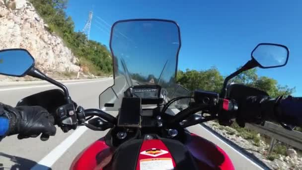 POVバイカーは、風光明媚な山の道、元の冒険、自由によってバイクに乗る — ストック動画