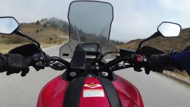 POV Biker on Motorcycle Rides on High Mountain Pass in Cloudy Weather with Fog — Stock Video