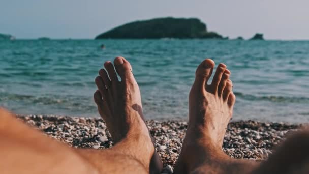 POV Ung Man Barfota Fötter på Pebble Beach vid havet Landskap — Stockvideo