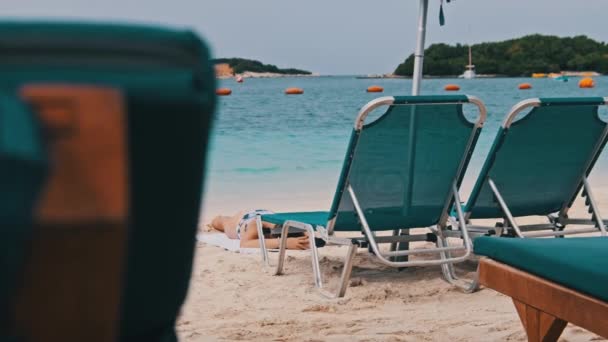 Prázdné lehátka na písečné pláži proti tyrkysovému moři, Albánie, Ksamil — Stock video