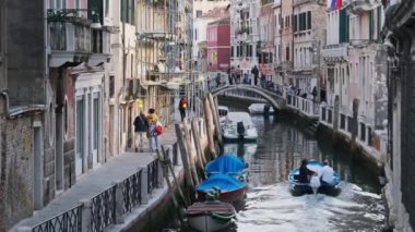 Venedik 'in Dar Kanalları Gondollar Renkli Evler Arasında Su Yüzüyor