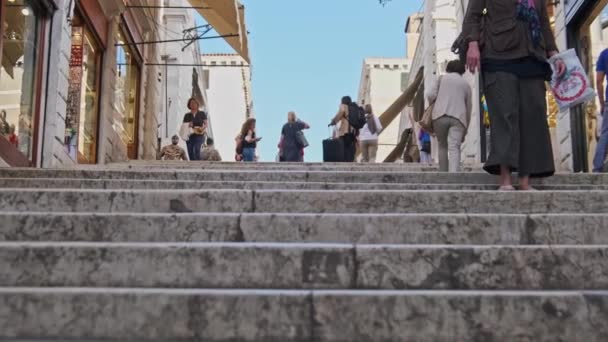 Каменные ступени, ведущие к мосту Риальто, и толпа людей, идущих по ним — стоковое видео