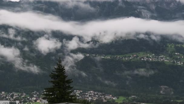 Panoramisch uitzicht Liechtenstein met huizen op groene heuvels in de troebele Alpen Mountain — Stockvideo