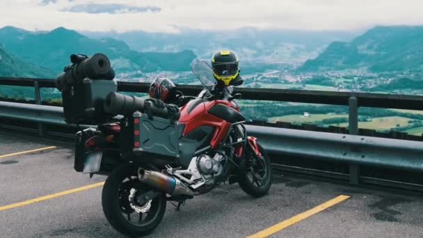 Motorfiets met bagagezakken staat bij Mountain Landschap van Alpen, Liechtenstein — Stockvideo