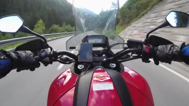 POV van Biker rijdt op een motorfiets op een panoramische bergweg in Oostenrijk — Stockvideo