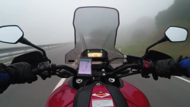 POV Biker fährt Motorrad auf Autobahn bei starkem Regen mit Nebel durch Österreichs Berge — Stockvideo