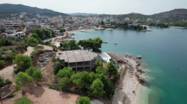 Arnavutluk 'taki Ksamil Adaları' nda Turkuaz Suyu ile Havacılık Manzarası Egzotik Plajı