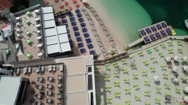 Boş Güneş Loungerlı Gökyüzü Manzarası Sahili, Balkan Sahili İyon Denizi Arnavutluk