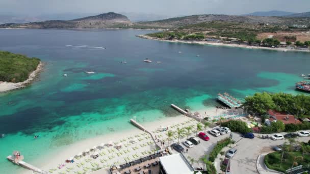 Uitzicht vanuit de lucht Exotisch strand met turkoois water in Albanië, Ksamil eilanden — Stockvideo