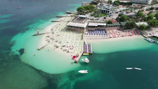 Aérea, Playa Azul con Reposeras y Barcos Vacíos, Costa del Mar de los Balcanes, Albania — Vídeo de stock