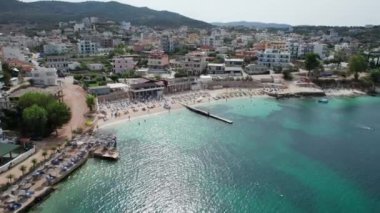 Arnavutluk 'taki Ksamil Adaları' nda Turkuaz Suyu ile Havacılık Manzarası Egzotik Plajı