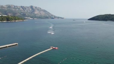 Karadağ 'ın Budva kentinde Boats ve Jet Ski' lerle tatil köyü manzarası