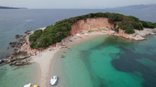 Vista aérea de la playa tropical en las islas Ksamil con agua turquesa, Albania — Vídeo de stock